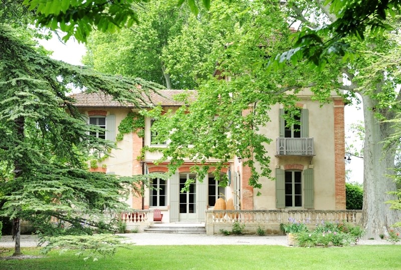 Proche antiquaires et commerces, superbe maison de maître avec piscine et dépendances   