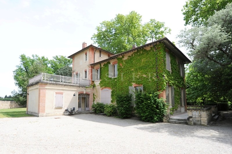 Proche antiquaires et commerces, superbe maison de maître avec piscine et dépendances   