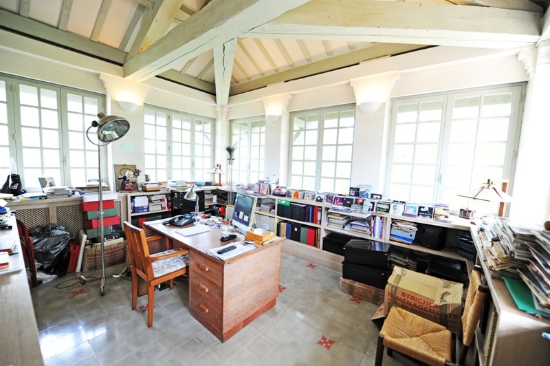 Proche antiquaires et commerces, superbe maison de maître avec piscine et dépendances   