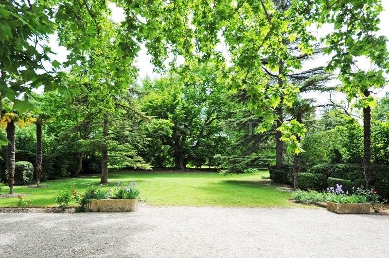 Proche antiquaires et commerces, superbe maison de maître avec piscine et dépendances   