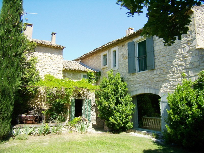 A vendre,   superbe propriété avec dépendances, dans un environnement protégé,  bénéficiant de belles vues
