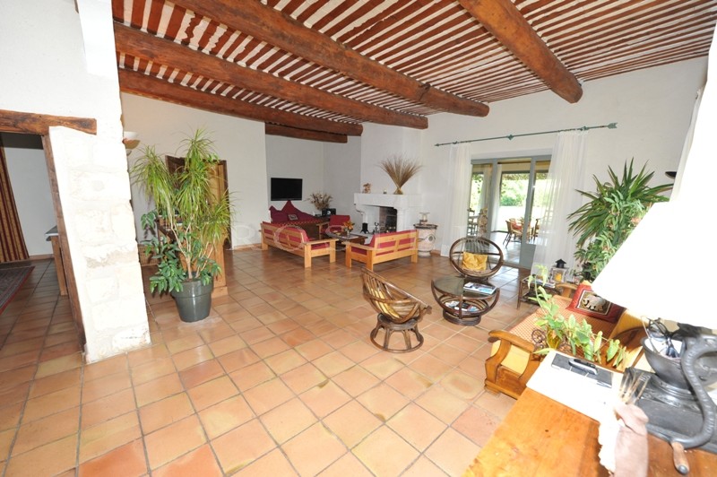 A vendre,   superbe propriété avec dépendances, dans un environnement protégé,  bénéficiant de belles vues