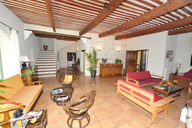 A vendre,   superbe propriété avec dépendances, dans un environnement protégé,  bénéficiant de belles vues