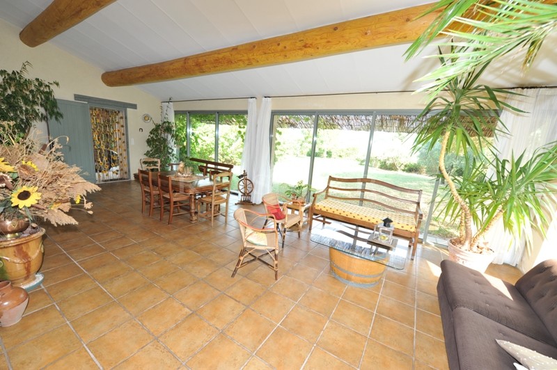 A vendre,   superbe propriété avec dépendances, dans un environnement protégé,  bénéficiant de belles vues