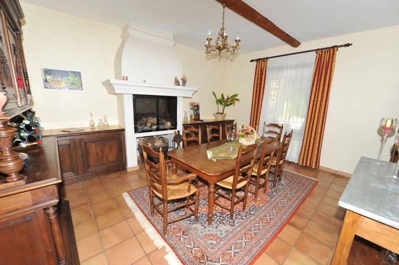 A vendre,   superbe propriété avec dépendances, dans un environnement protégé,  bénéficiant de belles vues