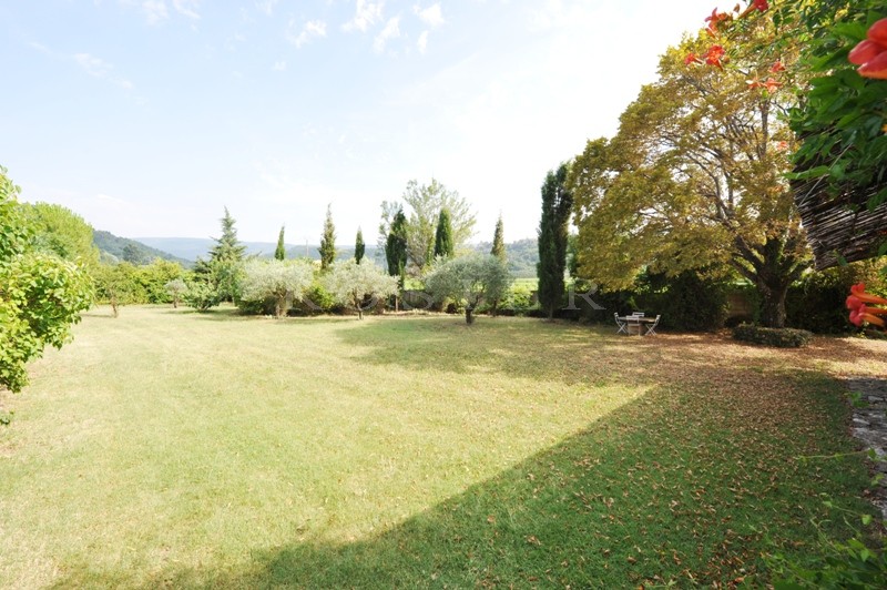 A vendre,   superbe propriété avec dépendances, dans un environnement protégé,  bénéficiant de belles vues