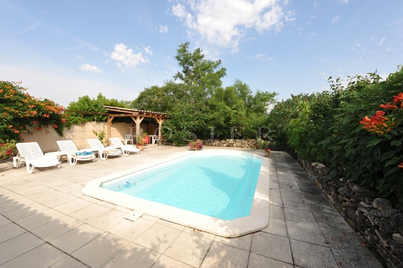 A vendre,   superbe propriété avec dépendances, dans un environnement protégé,  bénéficiant de belles vues