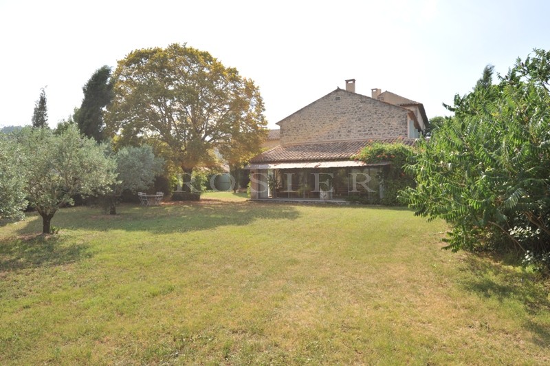 A vendre,   superbe propriété avec dépendances, dans un environnement protégé,  bénéficiant de belles vues