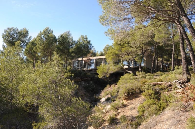 A vendre en Luberon,  exclusivité à l'agence ROSIER, maison-pont ultra contemporaine, en position dominante,  avec piscine et vue totalement dégagée sur toute la vallée du Luberon 
