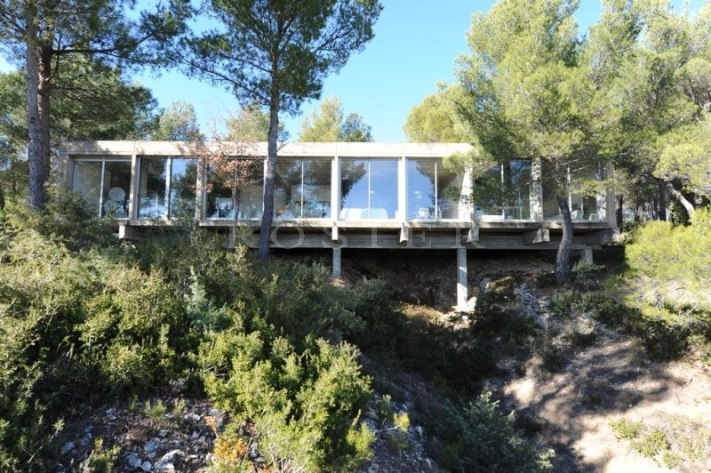 A vendre en Luberon,  exclusivité à l'agence ROSIER, maison-pont ultra contemporaine, en position dominante,  avec piscine et vue totalement dégagée sur toute la vallée du Luberon 