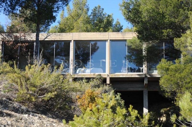 A vendre en Luberon,  exclusivité à l'agence ROSIER, maison-pont ultra contemporaine, en position dominante,  avec piscine et vue totalement dégagée sur toute la vallée du Luberon 