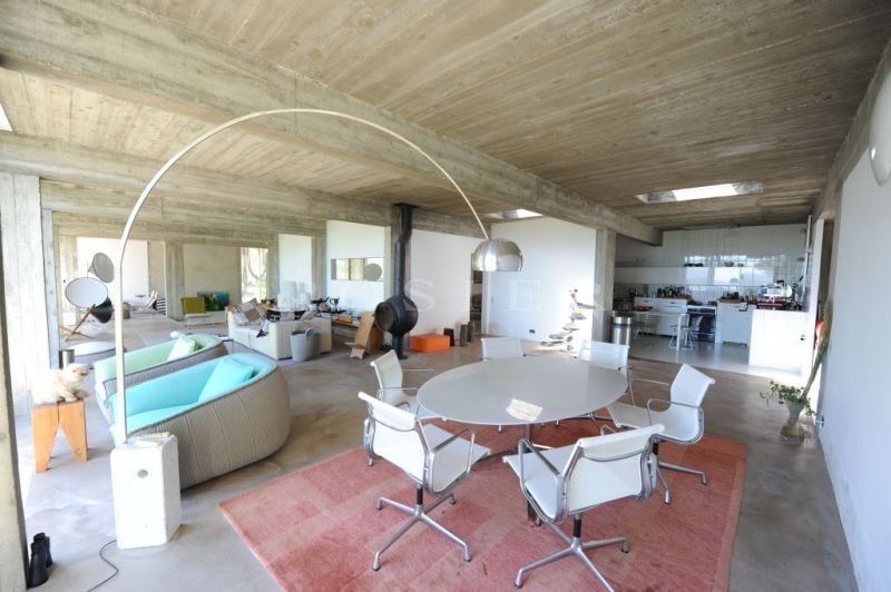 A vendre en Luberon,  exclusivité à l'agence ROSIER, maison-pont ultra contemporaine, en position dominante,  avec piscine et vue totalement dégagée sur toute la vallée du Luberon 