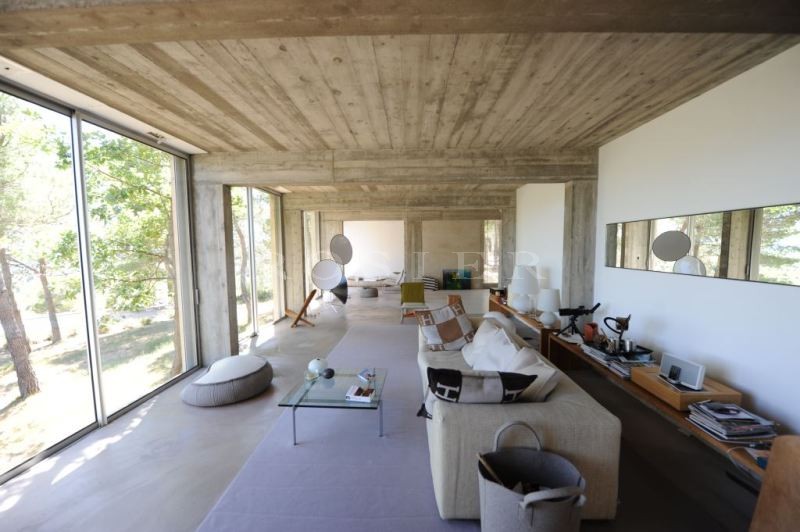 A vendre en Luberon,  exclusivité à l'agence ROSIER, maison-pont ultra contemporaine, en position dominante,  avec piscine et vue totalement dégagée sur toute la vallée du Luberon 