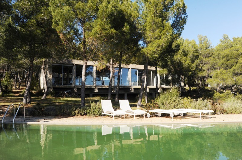 A vendre en Luberon,  exclusivité à l'agence ROSIER, maison-pont ultra contemporaine, en position dominante,  avec piscine et vue totalement dégagée sur toute la vallée du Luberon 
