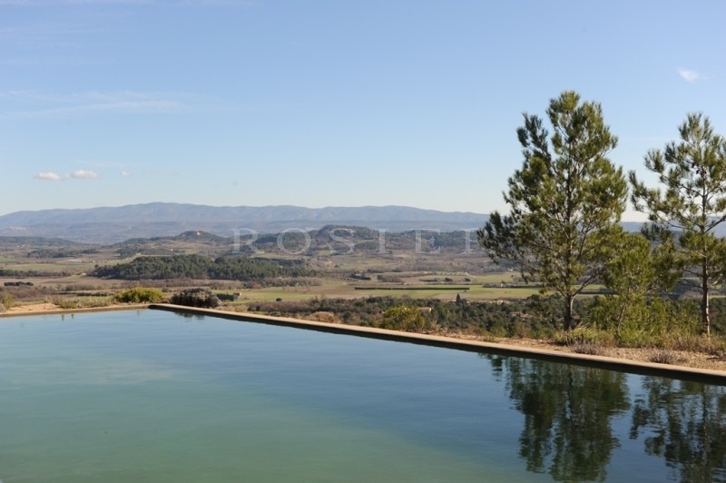 A vendre en Luberon,  exclusivité à l'agence ROSIER, maison-pont ultra contemporaine, en position dominante,  avec piscine et vue totalement dégagée sur toute la vallée du Luberon 