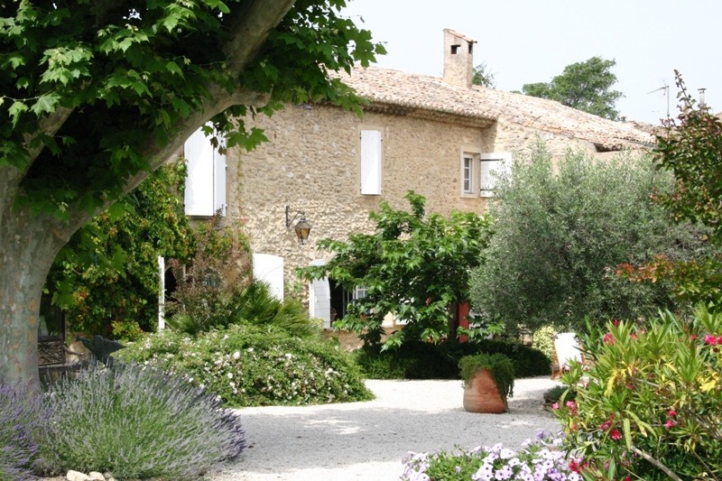 A vendre, en Luberon,  très beau mas provençal en pierres apparentes, entièrement rénové,  avec un jardin très agréable et une piscine 