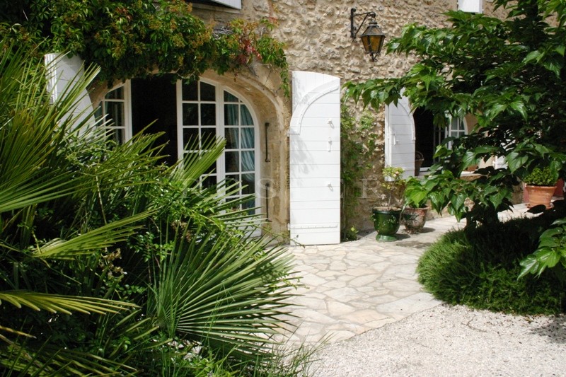 A vendre, en Luberon,  très beau mas provençal en pierres apparentes, entièrement rénové,  avec un jardin très agréable et une piscine 