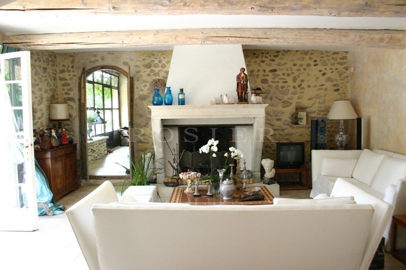 A vendre, en Luberon,  très beau mas provençal en pierres apparentes, entièrement rénové,  avec un jardin très agréable et une piscine 