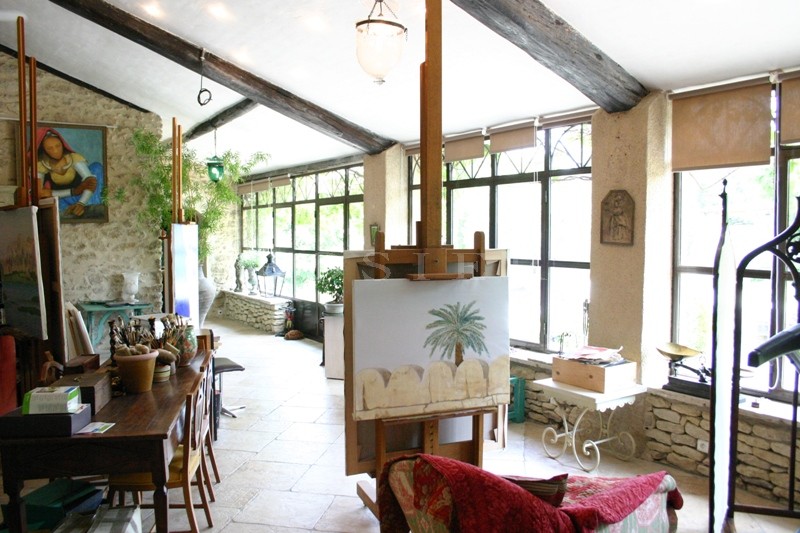 A vendre, en Luberon,  très beau mas provençal en pierres apparentes, entièrement rénové,  avec un jardin très agréable et une piscine 