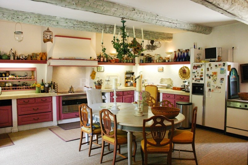 A vendre, en Luberon,  très beau mas provençal en pierres apparentes, entièrement rénové,  avec un jardin très agréable et une piscine 