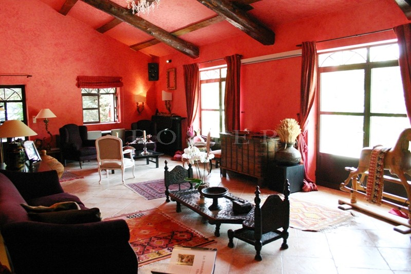 A vendre, en Luberon,  très beau mas provençal en pierres apparentes, entièrement rénové,  avec un jardin très agréable et une piscine 