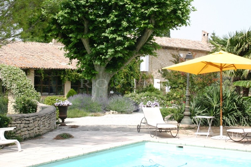 A vendre, en Luberon,  très beau mas provençal en pierres apparentes, entièrement rénové,  avec un jardin très agréable et une piscine 