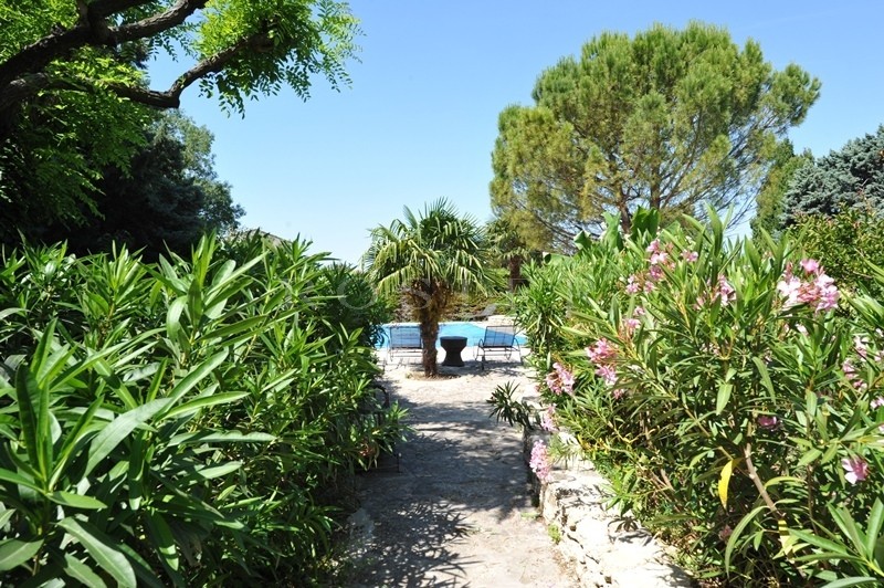 A vendre, en Luberon,  très beau mas provençal en pierres apparentes, entièrement rénové,  avec un jardin très agréable et une piscine 