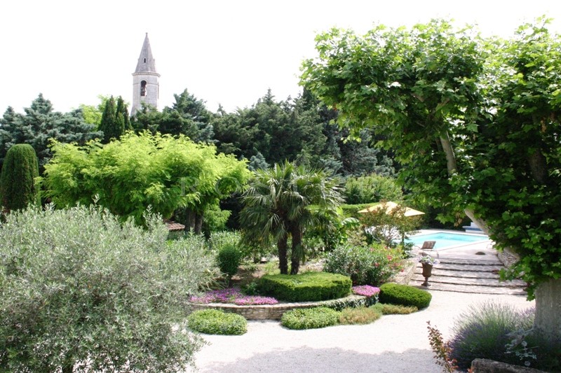 A vendre, en Luberon,  très beau mas provençal en pierres apparentes, entièrement rénové,  avec un jardin très agréable et une piscine 