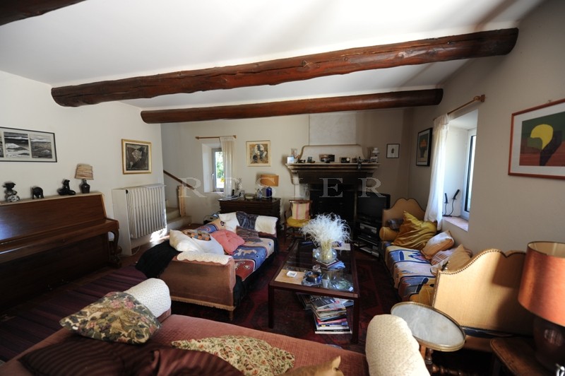A Gordes, en vente,  viager occupé, authentique mazet provençal avec jardin  