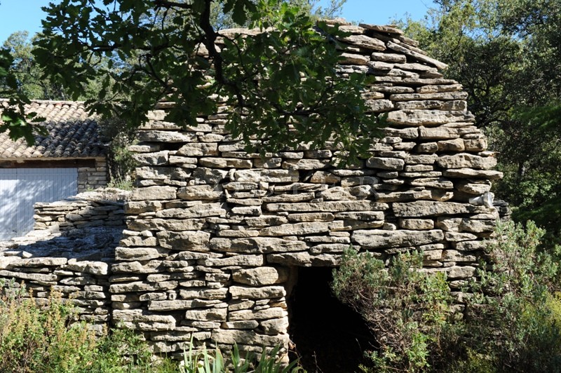 A Gordes, en vente,  viager occupé, authentique mazet provençal avec jardin  
