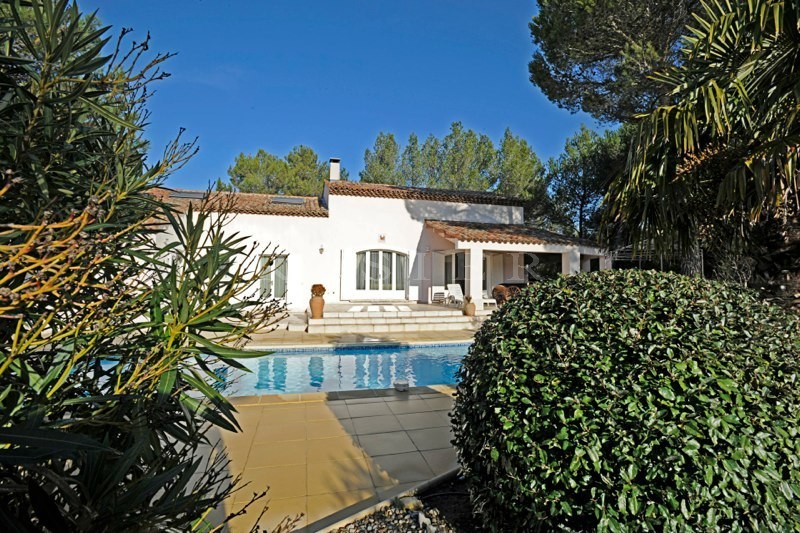 En vente en Provence, près d'un golf,  belle et confortable maison contemporaine de 185 m², avec piscine. 