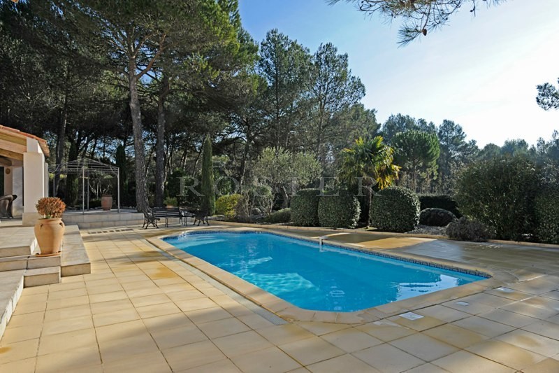 En vente en Provence, près d'un golf,  belle et confortable maison contemporaine de 185 m², avec piscine. 