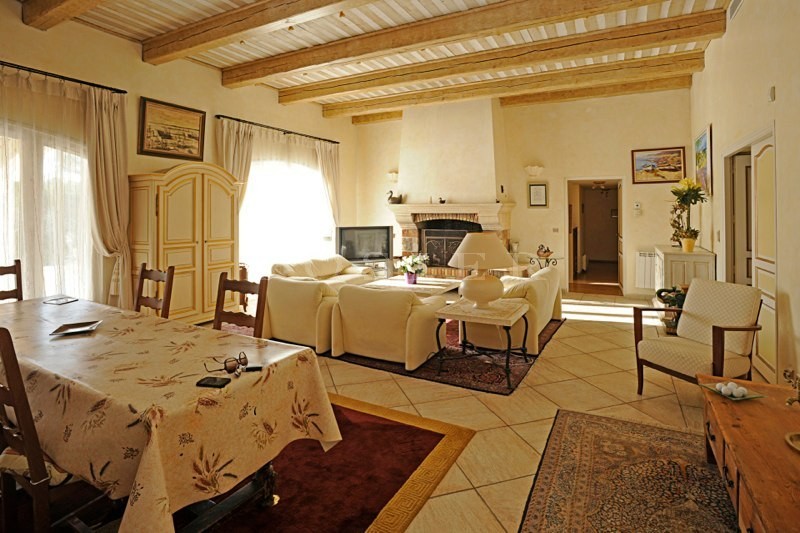 En vente en Provence, près d'un golf,  belle et confortable maison contemporaine de 185 m², avec piscine. 