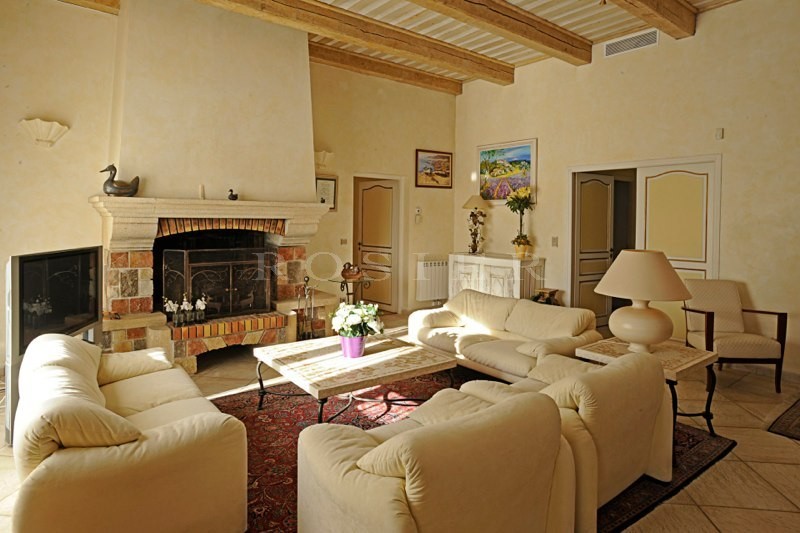En vente en Provence, près d'un golf,  belle et confortable maison contemporaine de 185 m², avec piscine. 