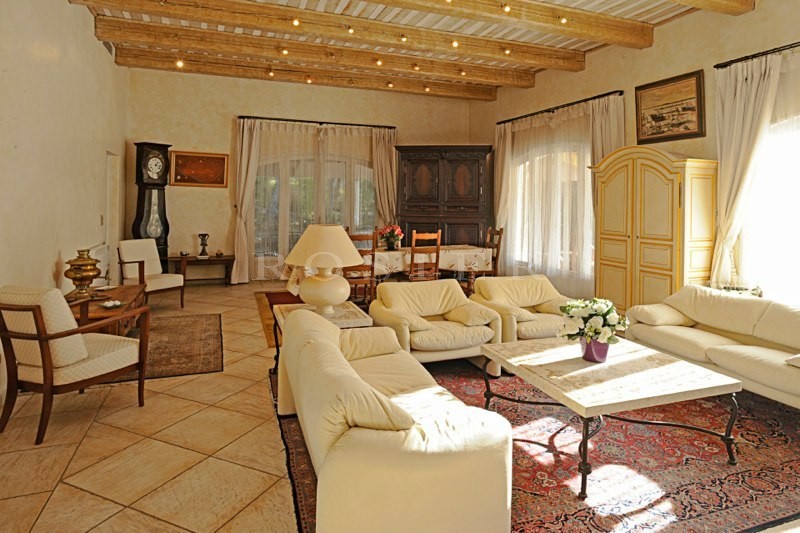 En vente en Provence, près d'un golf,  belle et confortable maison contemporaine de 185 m², avec piscine. 