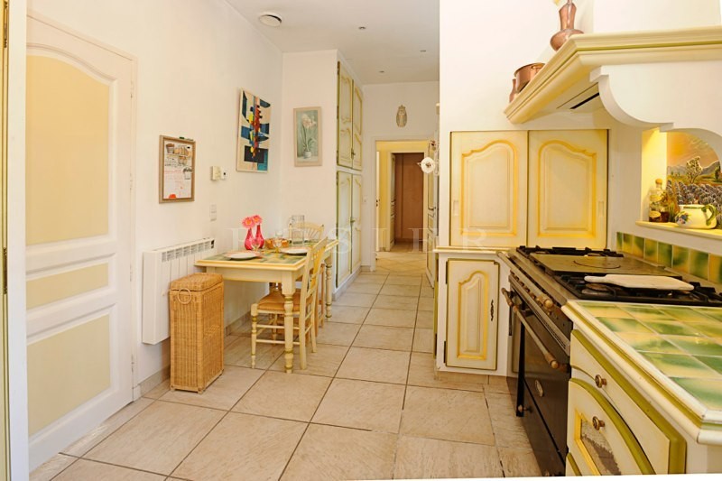 En vente en Provence, près d'un golf,  belle et confortable maison contemporaine de 185 m², avec piscine. 