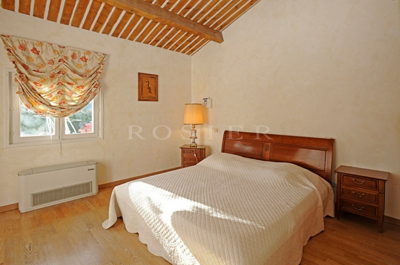 En vente en Provence, près d'un golf,  belle et confortable maison contemporaine de 185 m², avec piscine. 