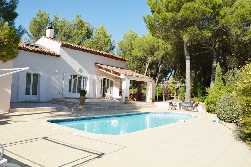En vente en Provence, près d'un golf,  belle et confortable maison contemporaine de 185 m², avec piscine. 