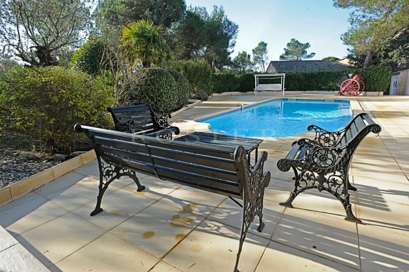 En vente en Provence, près d'un golf,  belle et confortable maison contemporaine de 185 m², avec piscine. 