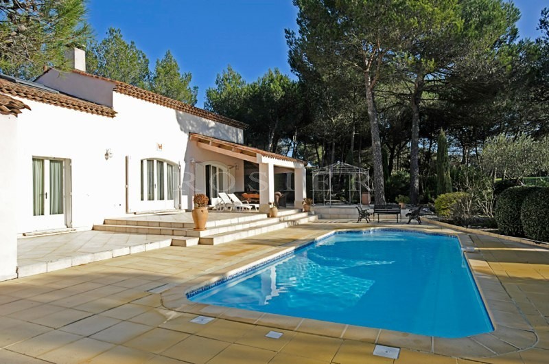 En vente en Provence, près d'un golf,  belle et confortable maison contemporaine de 185 m², avec piscine. 