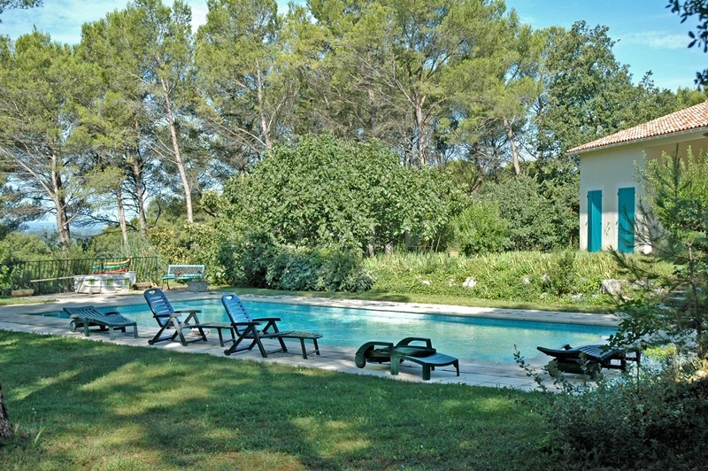 Pays des Sorgues, en vente,  plaisante maison sous les pins avec piscine  