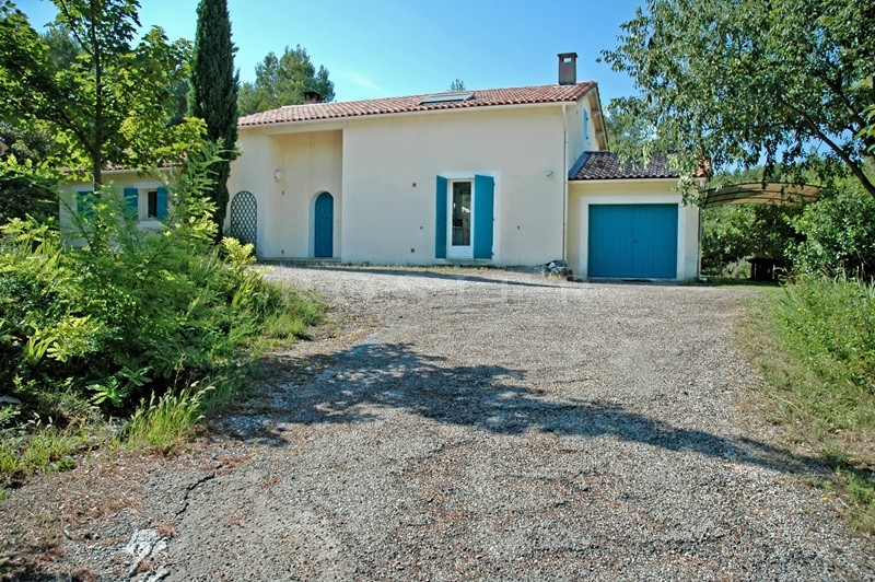 Pays des Sorgues, en vente,  plaisante maison sous les pins avec piscine  