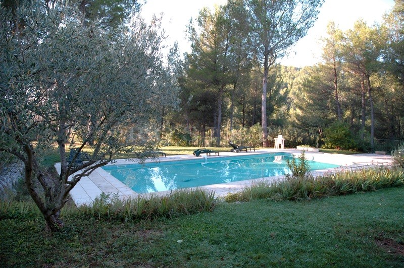 Pays des Sorgues, en vente,  plaisante maison sous les pins avec piscine  