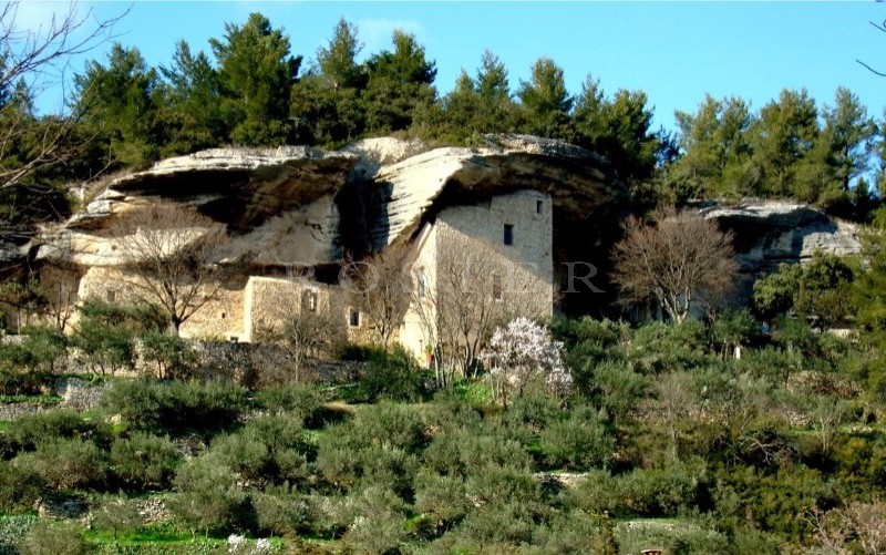 A vendre, en Luberon,  très originale maison semi troglodyte, avec dépendances sur 2 hectares avec une belle oliveraie.  