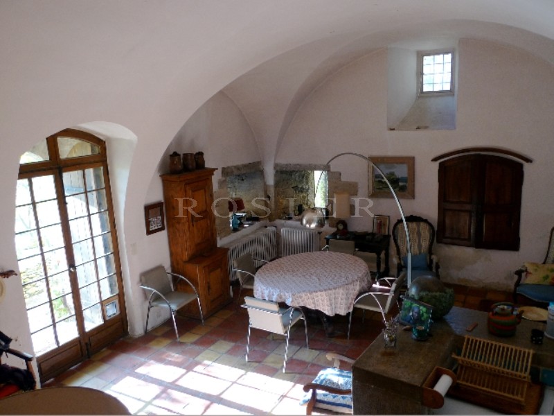 A vendre, en Luberon,  très originale maison semi troglodyte, avec dépendances sur 2 hectares avec une belle oliveraie.  