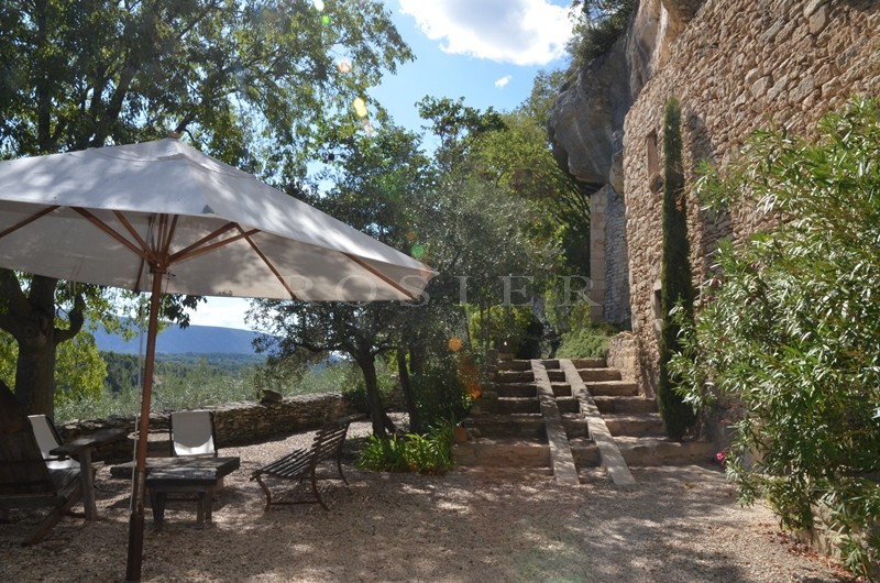 A vendre, en Luberon,  très originale maison semi troglodyte, avec dépendances sur 2 hectares avec une belle oliveraie.  
