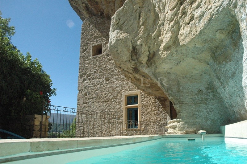 A vendre, en Luberon,  très originale maison semi troglodyte, avec dépendances sur 2 hectares avec une belle oliveraie.  