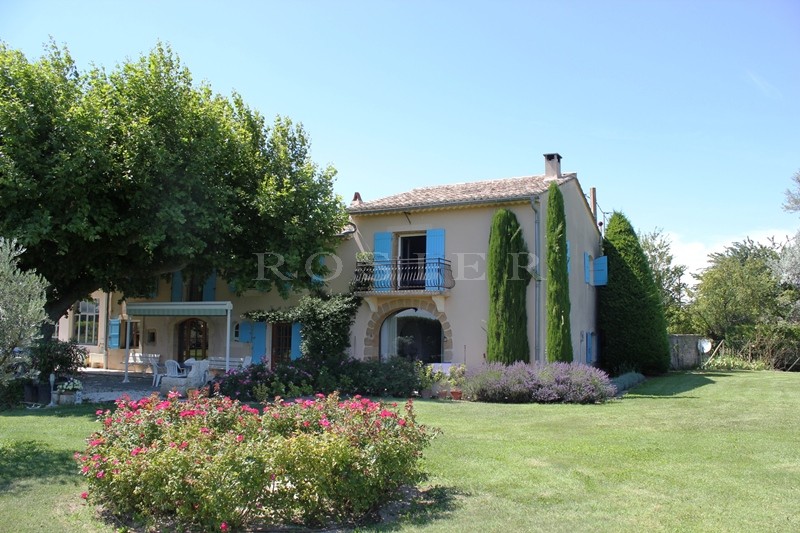 En vente au pied du Luberon,  beau mas provençal du XIXème siècle avec dépendance,  dans un parc paysager 