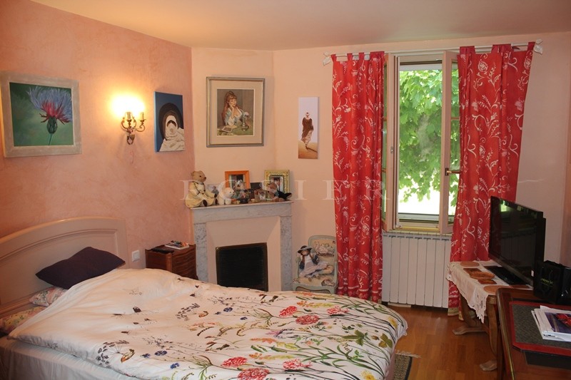 En vente au pied du Luberon,  beau mas provençal du XIXème siècle avec dépendance,  dans un parc paysager 