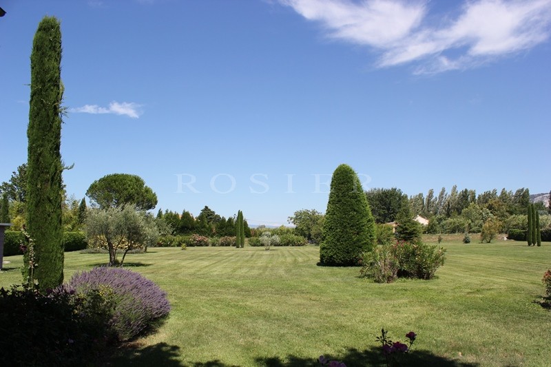 En vente au pied du Luberon,  beau mas provençal du XIXème siècle avec dépendance,  dans un parc paysager 